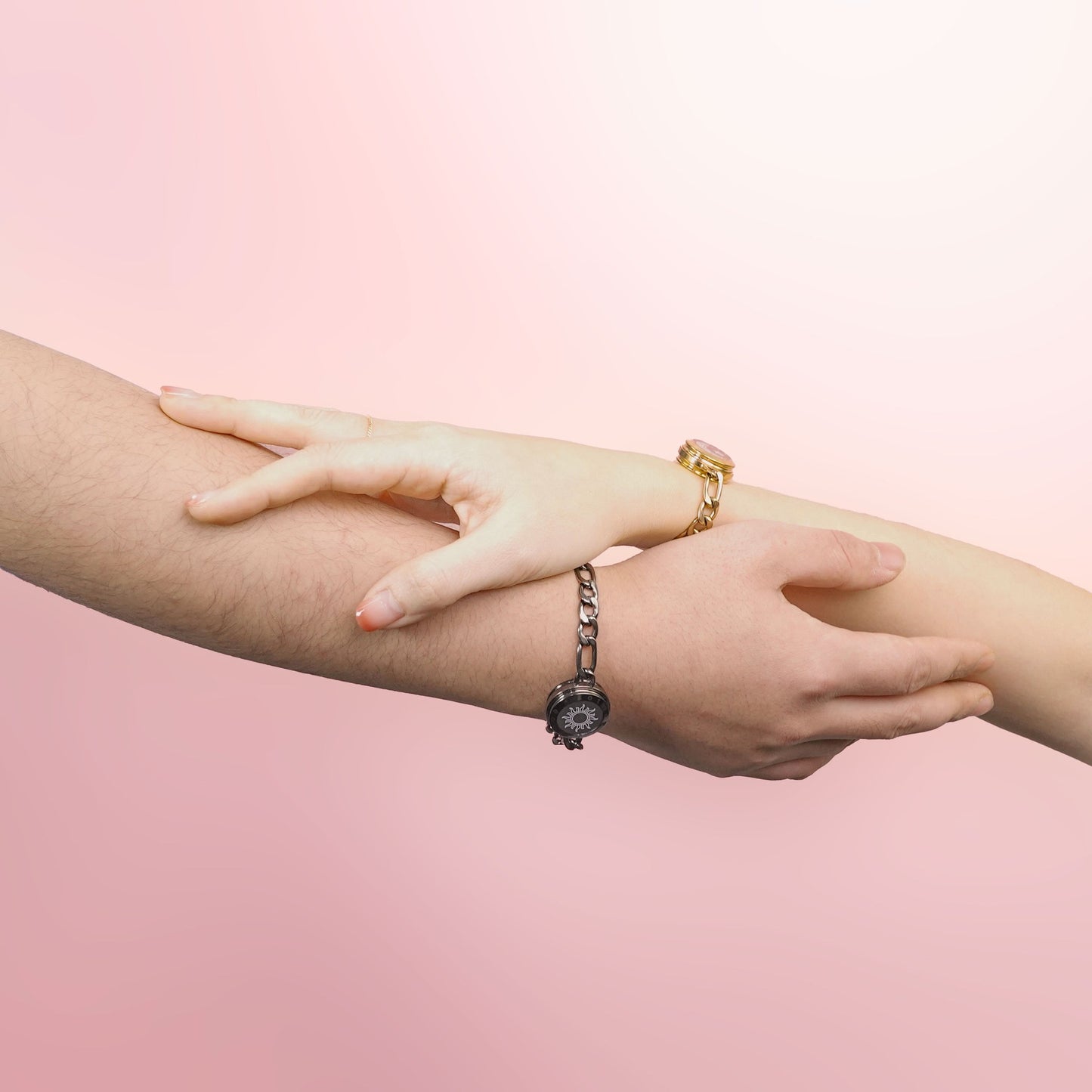 Smart-Armbänder für Sonnen- und Mondliebhaber, Set für 2 mit Figaro-Kette – vibrierende Berührung und Beleuchtung, wasserfest, Totwoo – Schwarz und Gold, iOS und Android – 3–7 Tage Akkulaufzeit